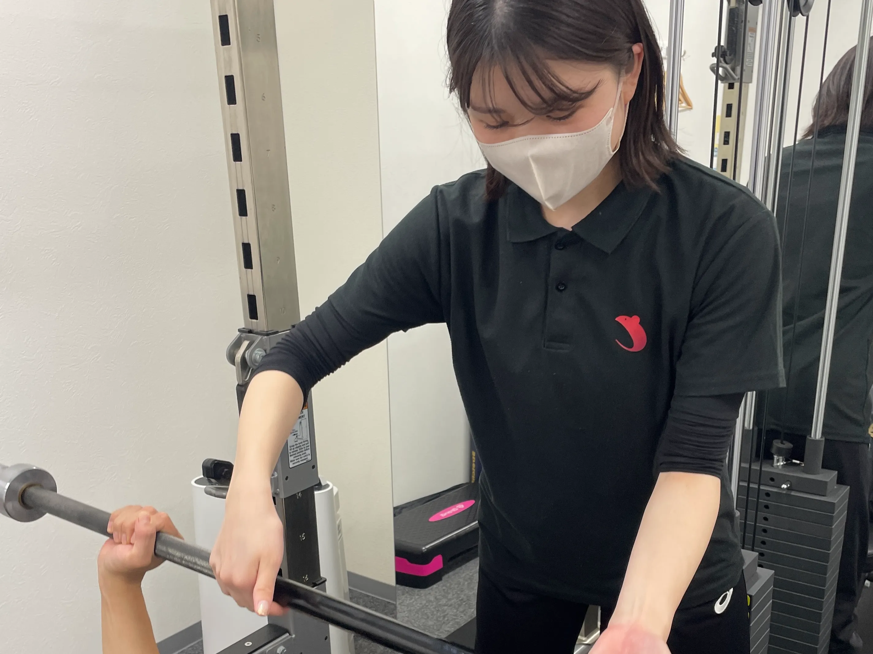 笑顔で働く梅田店の中邨咲穂さん